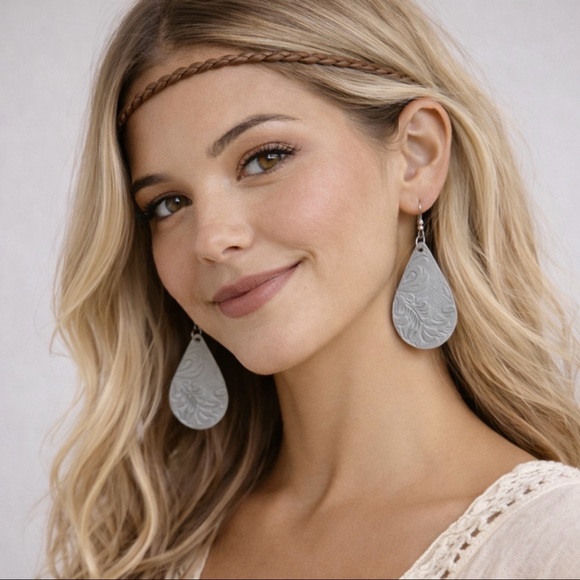 paparazzi Jewelry - (NWT) PAPARAZZI • Grey/Silver Embossed Paisley Teardrop Earrings